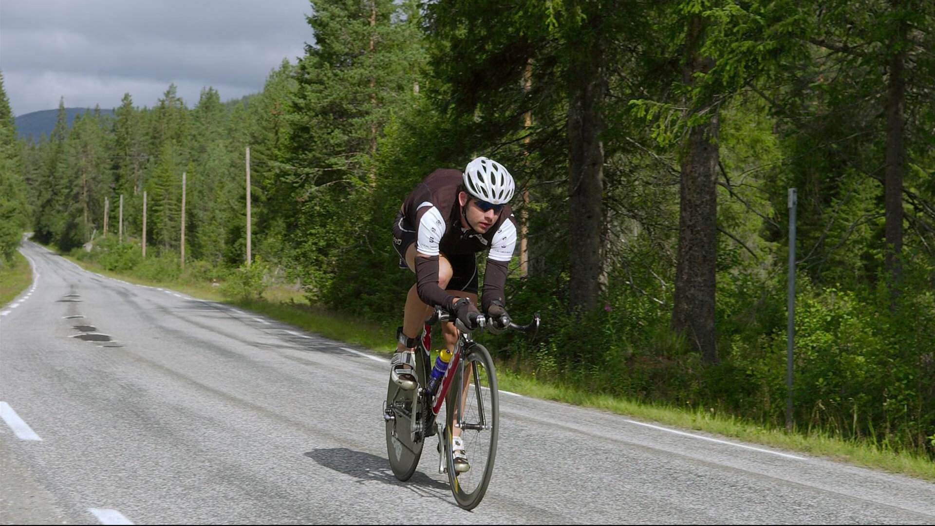 现场狂欢：球迷的“燃情岁月”瞬间震撼全场，激情燃烧的岁月篮球场